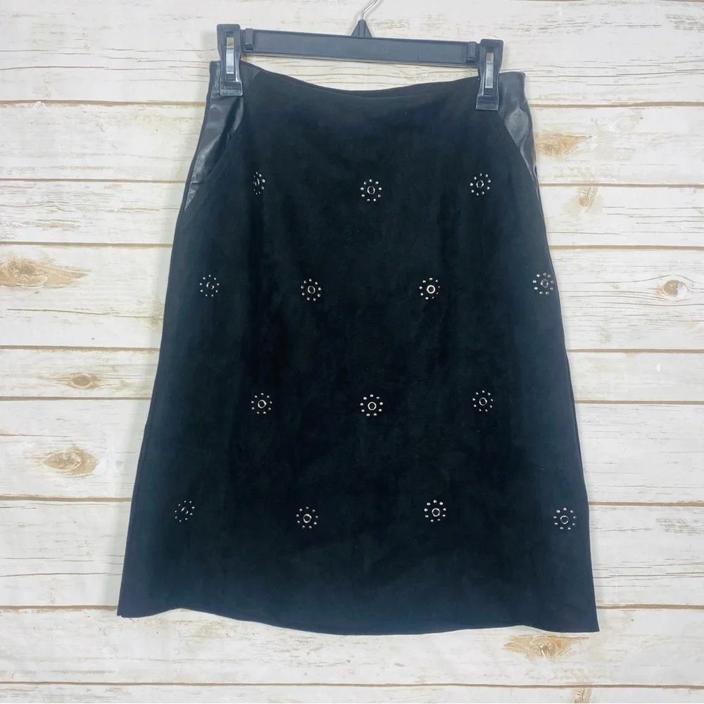 Essentials Women's Black Mini Casual Skirt SIZE SM‎